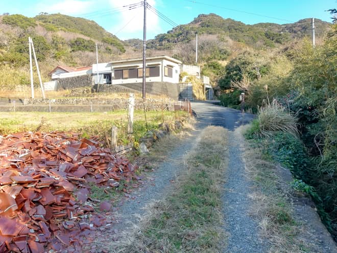急こう配の山道を下りきると入間の集落に到着