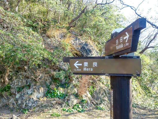 急こう配の山道を登りきると林道に到着しました