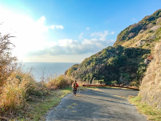 急こう配の山道を登りきると舗装された林道