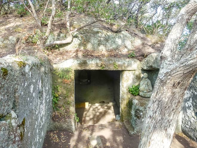 更に先へ進むと念仏洞があります
