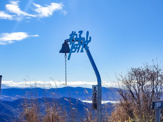 杓子山山頂からは至近距離で富士山を拝めるだけではなく