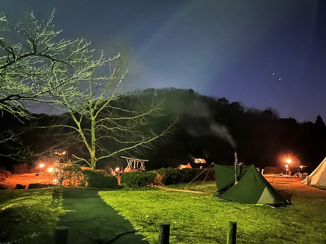 澄んだ夜空とランタンの灯りがキラキラと綺麗