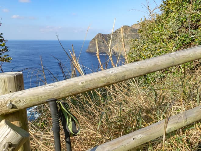 登り切った場所に展望台とベンチ