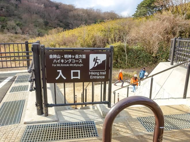 登山口は駐車場の奥にあります