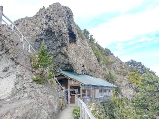 石廊埼灯台を先に進むと