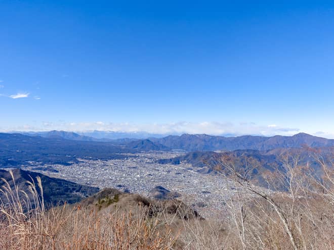 西側に目を向けると富士吉田市の街並み
