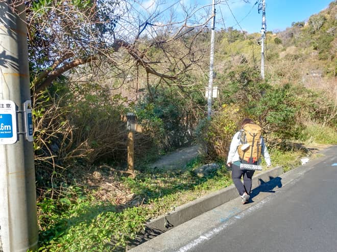 車道を少し進むと案左手に内板が見えてます