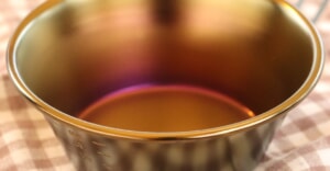 チタンのような発色が美しい「ステンレス製シェラカップ」が新技術により完成
