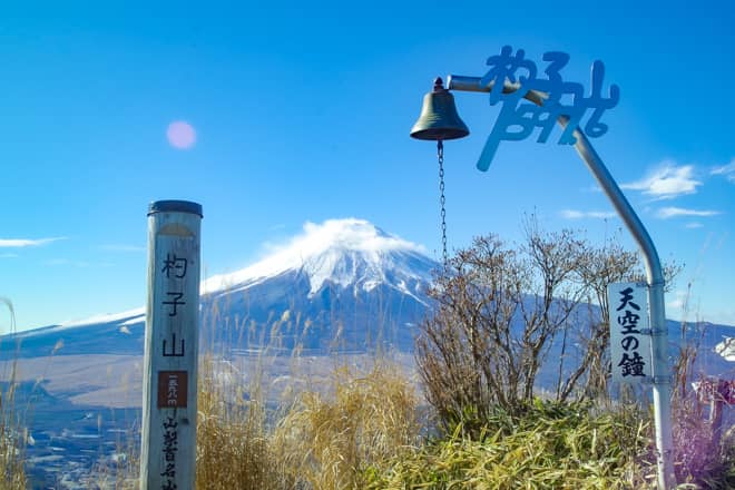 天空の鐘越しの富士山は