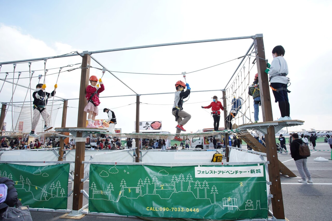 アウトドアパークのアスレチック体験