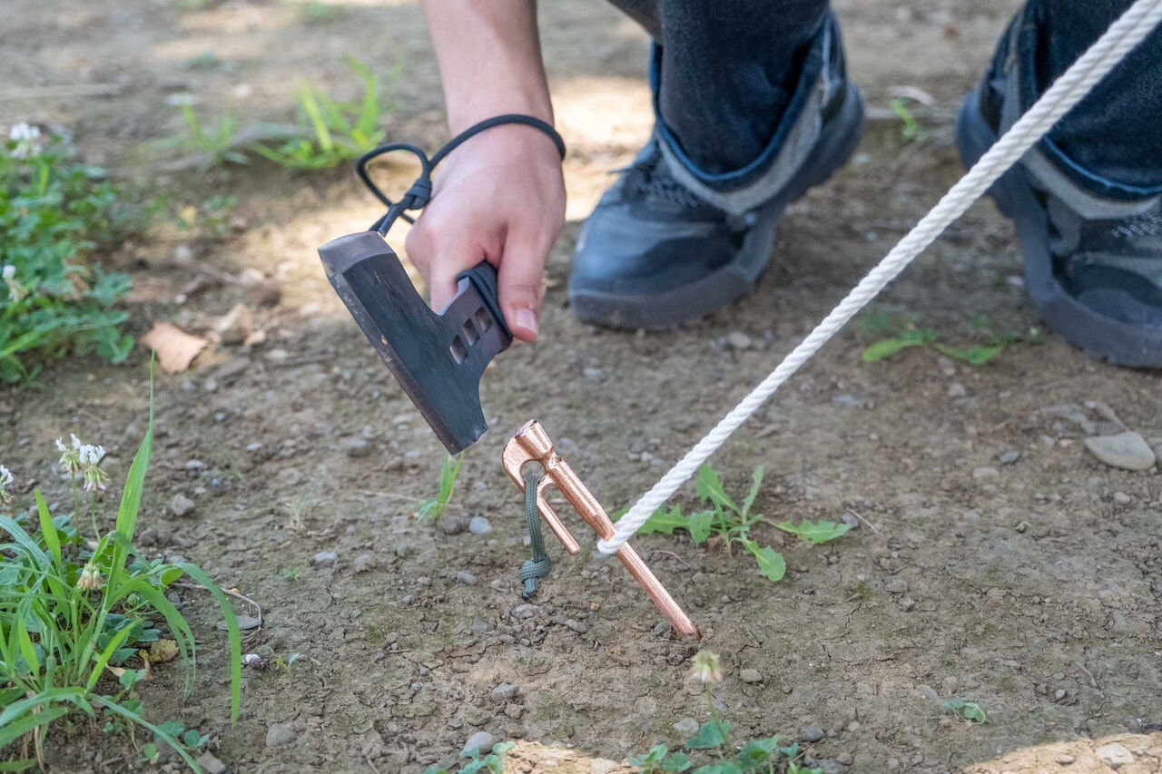 スケルトンアックスでペグ打ち