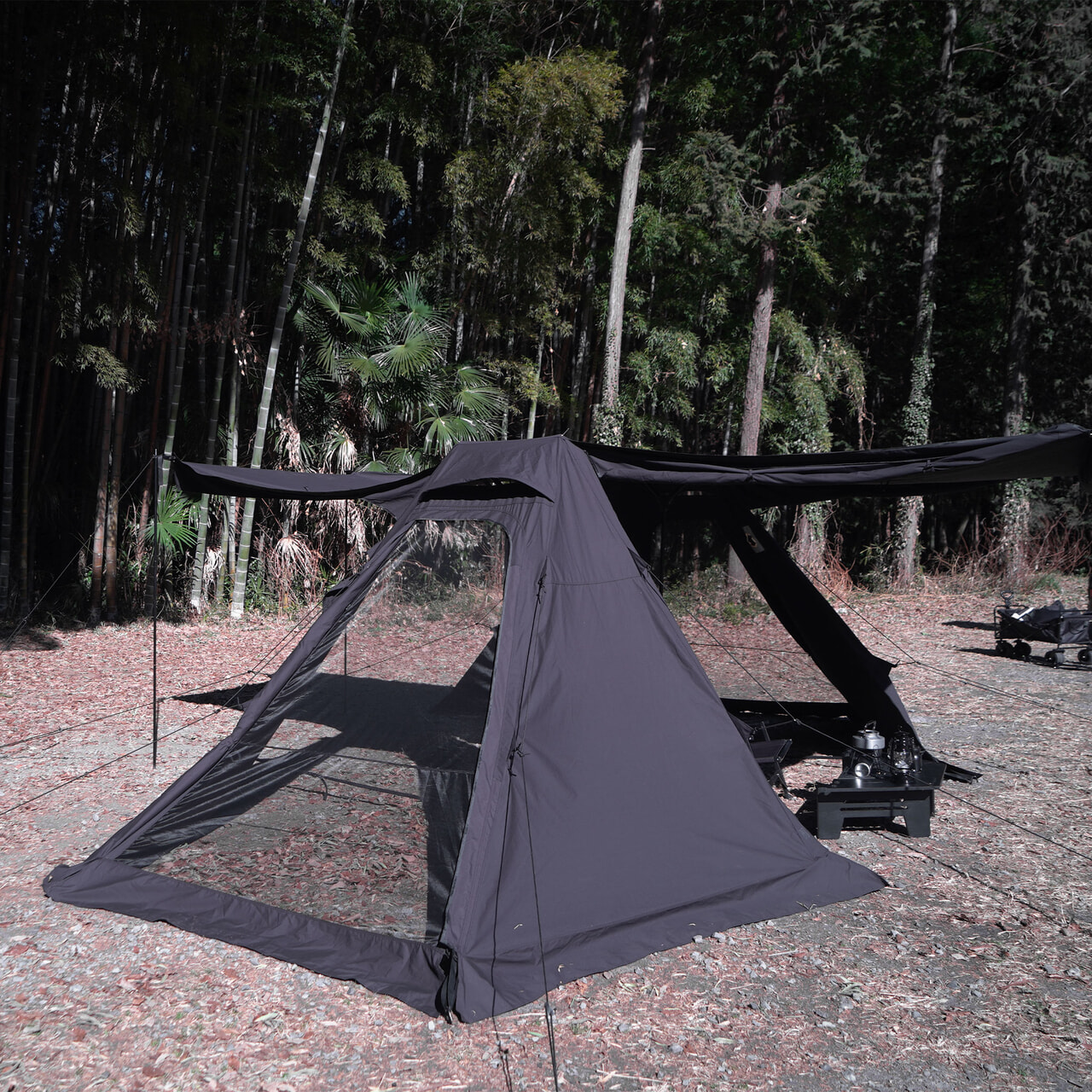 テントのサイド開閉部分はメッシュを採用