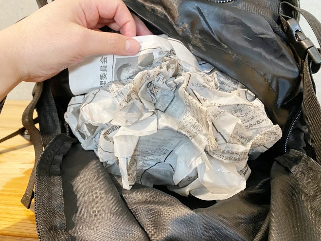 バックパック底の新聞紙は濡れていた