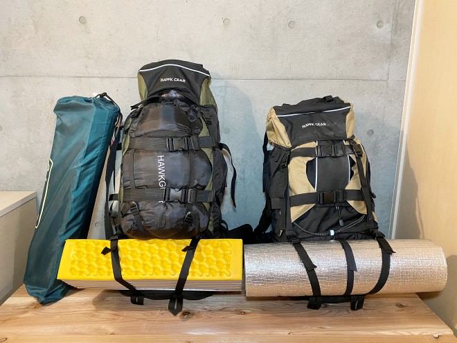 ファミリーキャンプとソロキャンプの道具を収納したバックパック