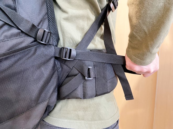 ホークギアバックパックのウエストベルト調整部