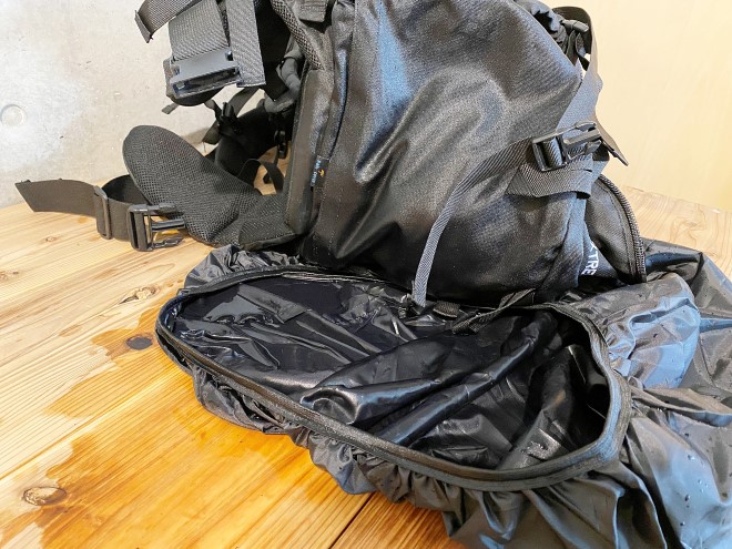 レインカバーの中に水が溜まってしまうのが原因か