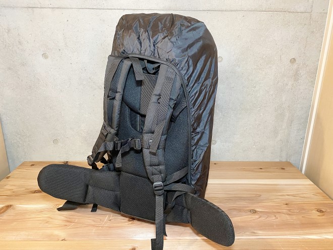 レインカバーをつけたバックパック