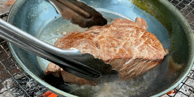 分厚いステーキを焼く