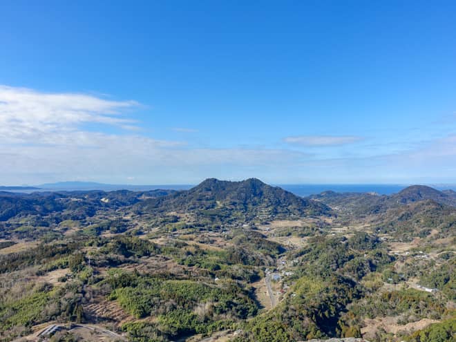 前方に見える山が富山です