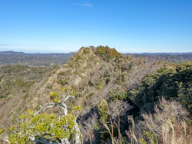 北側に目を向けると伊予ヶ岳「北峰」が見えます