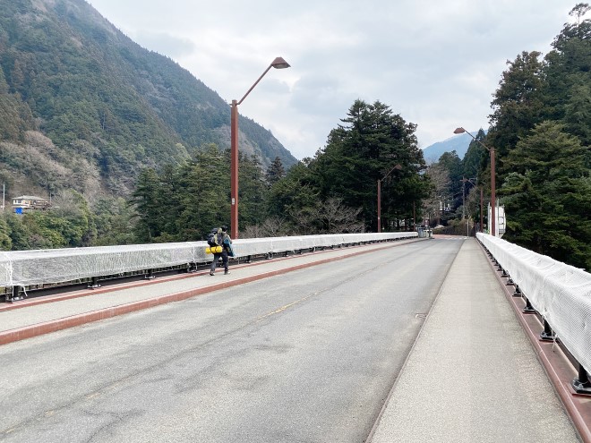 奥多摩駅から徒歩で氷川キャンプ場に向かう