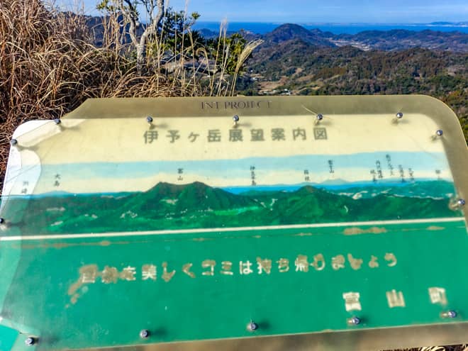 山頂標識のの付近には案内図があり