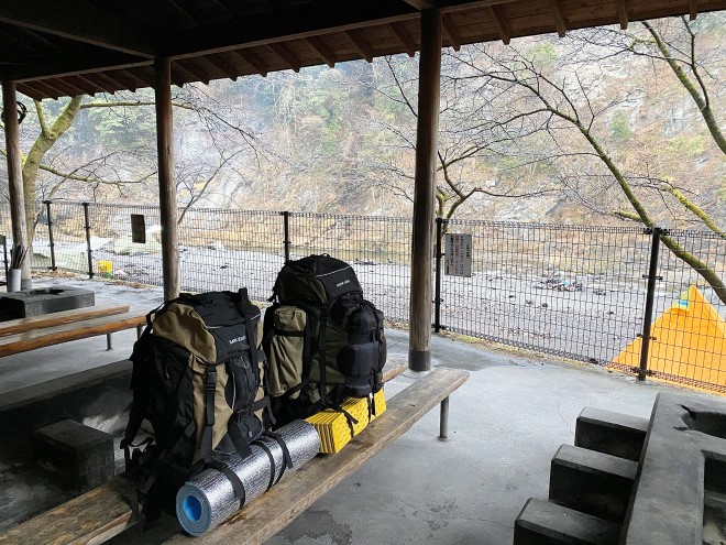 早々に撤収して雨宿りをしているシーン