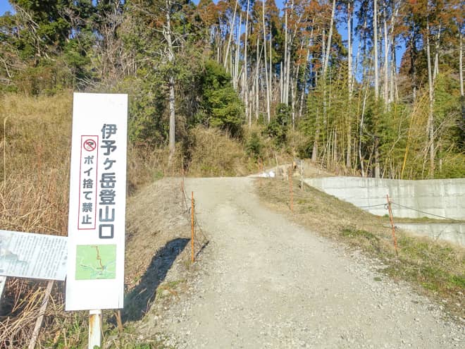 登山口は神社の奥にあります