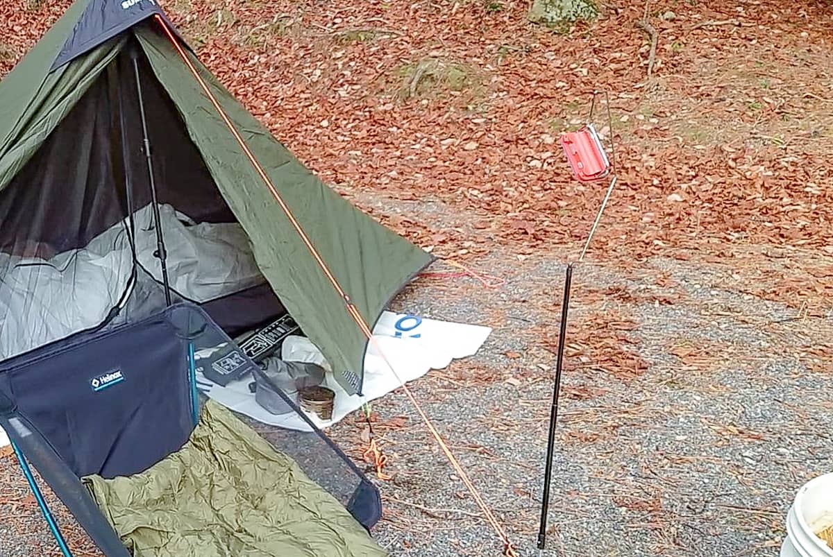 ソロキャンパー必見！軽量なのに3000円台以下のULランタンスタンド 