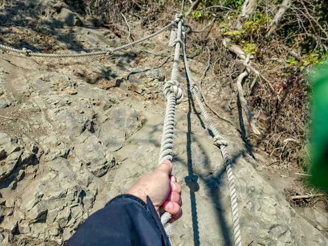 鎖場は鎖ではなく、ロープです