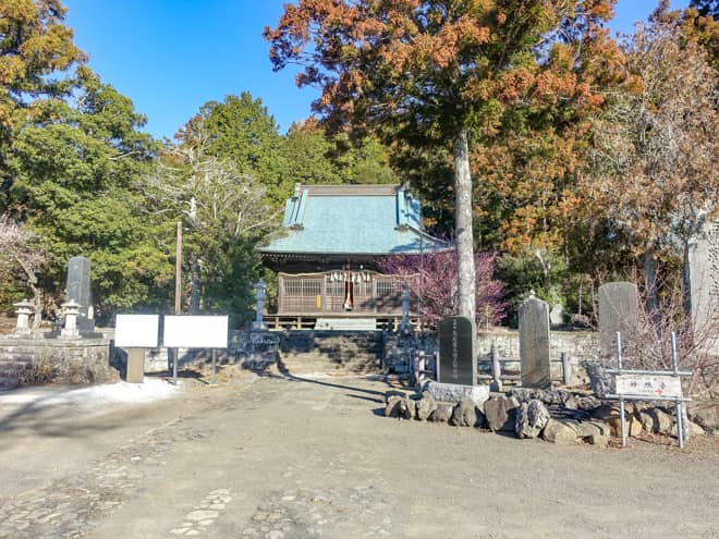 駐車場の傍には平群天神社