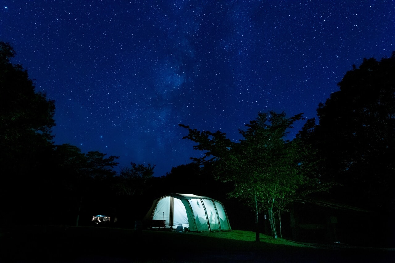 キャンプと星空のイメージ