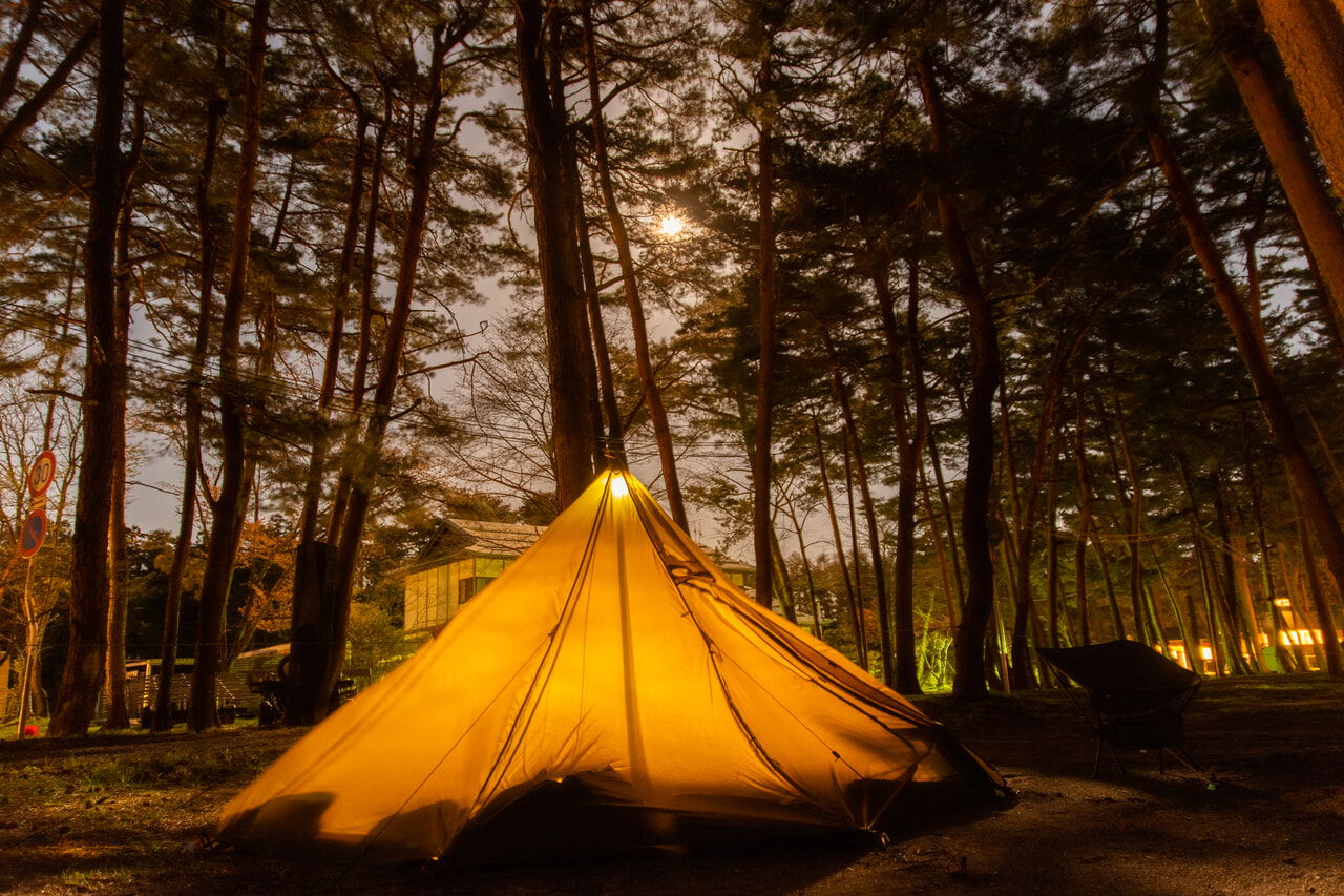 月明かりの下のキャンプイメージ