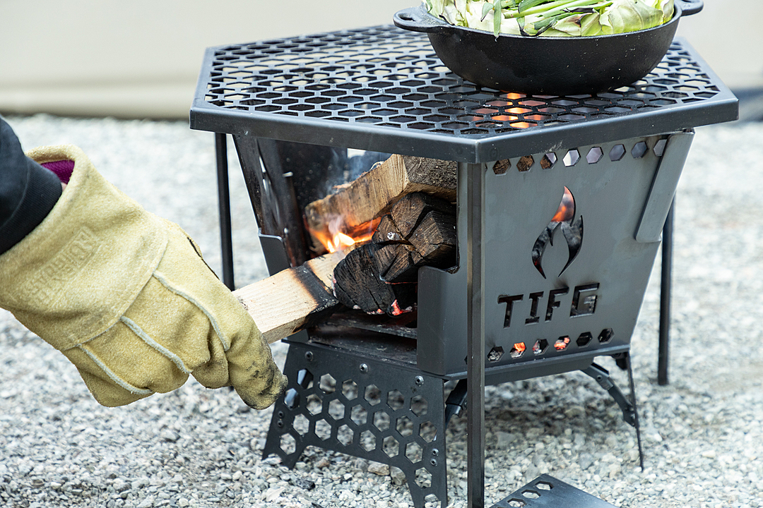 サイドから薪をくべることも可能