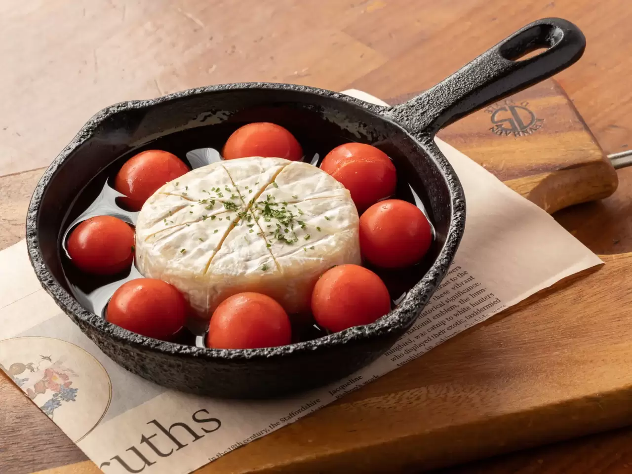 丸ごとカマンベールチーズとプチトマトのアヒージョ