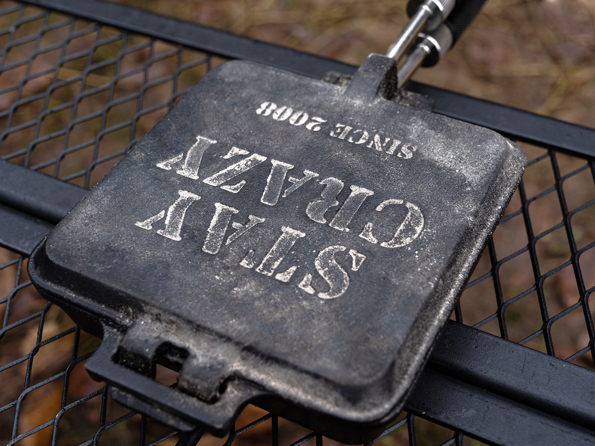 鋳鉄製で蓋の上に炭も置ける