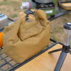 徒歩キャンプやツーリングで使いやすそうな「バックル付き保冷・保温バッグ」が4月新発売