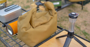 徒歩キャンプやツーリングで使いやすそうな「バックル付き保冷・保温バッグ」が4月新発売