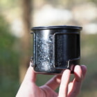 サファイアの原石のように輝く「ブラックチタンマグカップ」が真空蒸着により誕生