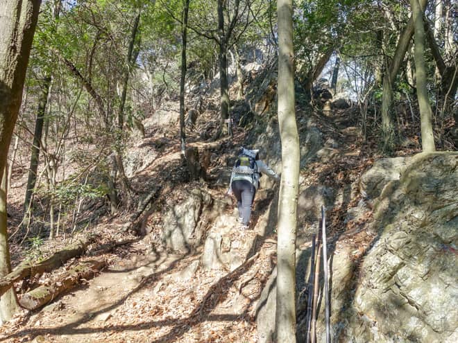 この後は険しい岩登りが待ち受けています