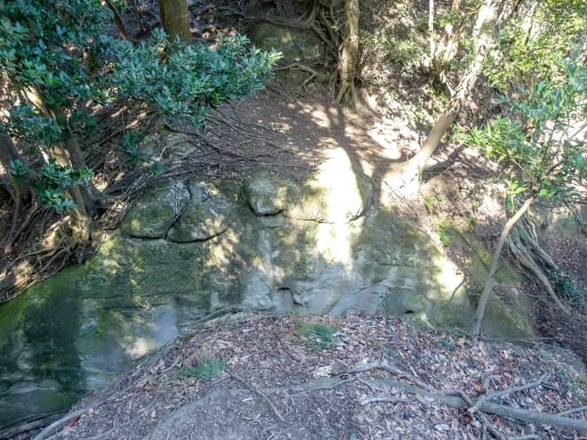 切通しの幅は2～3メートル程あります