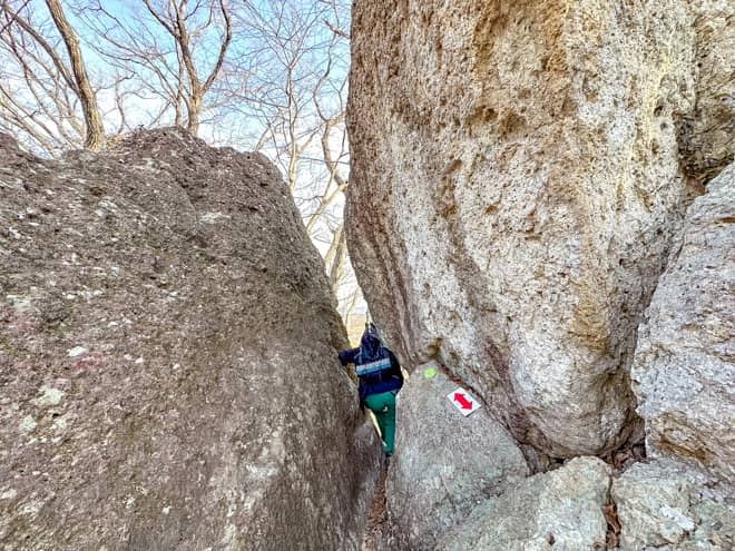 少し下ると、いきなり岩の隙間を通り抜ける箇所