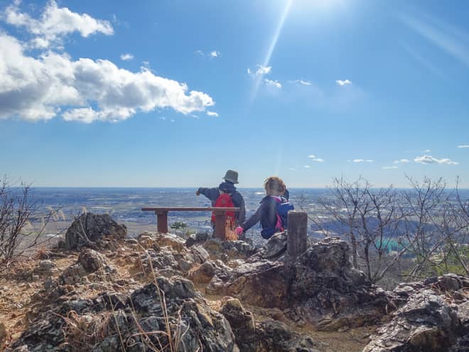 山頂にはベンチがあるので