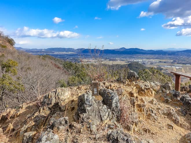 山頂標識が無いので自信がないのですが (2)