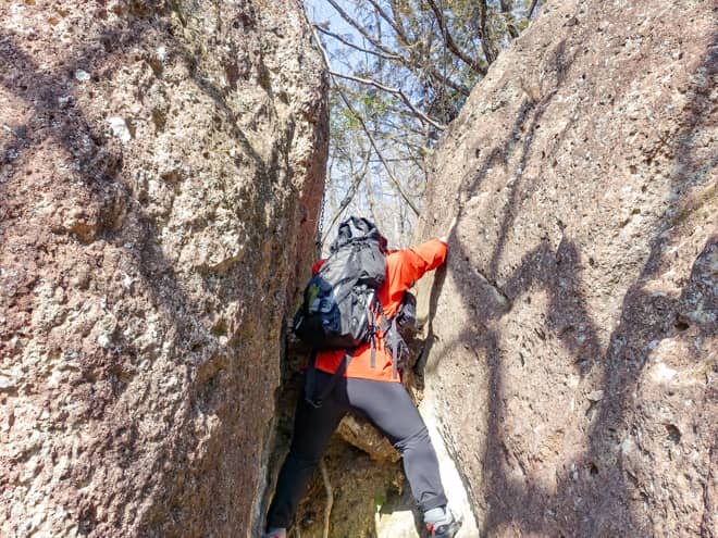 岩の隙間を通り抜ける箇所も健在で