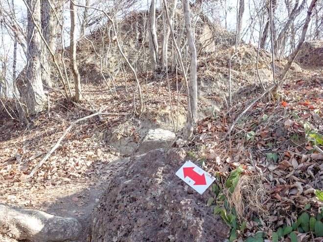 岩の隙間エリアをクリアすると開けた場所に