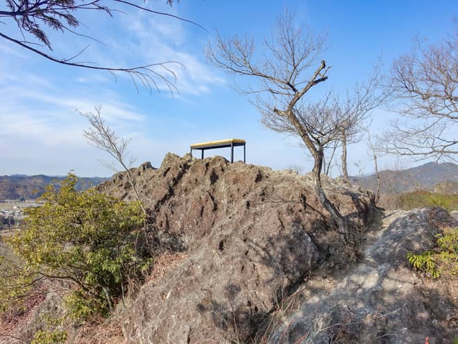 岩場を登りきるとベンチが見えてきました