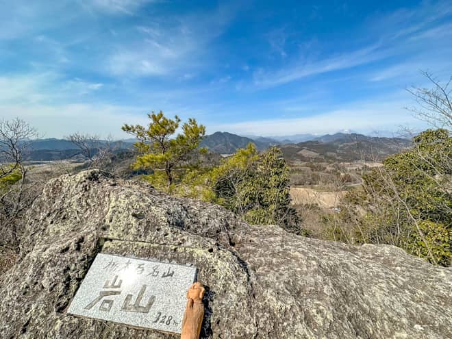 岩山は市街地にありますが