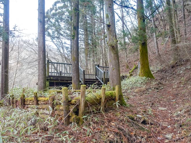 川沿いから丘を登るように登り進むと