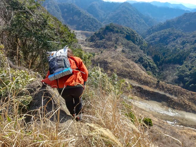 断崖絶壁の痩せ尾根の岩稜歩き